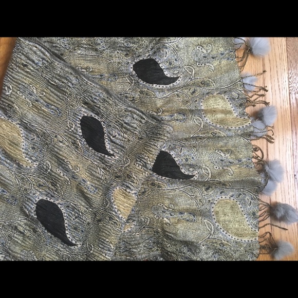 Metallic wrap with rabbit fur pom poms - Picture 4 of 5